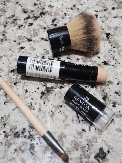 Recensione-Fondotinta-Stick-Insta-Fix-Photoready-Revlon-bellezza-in-the-city